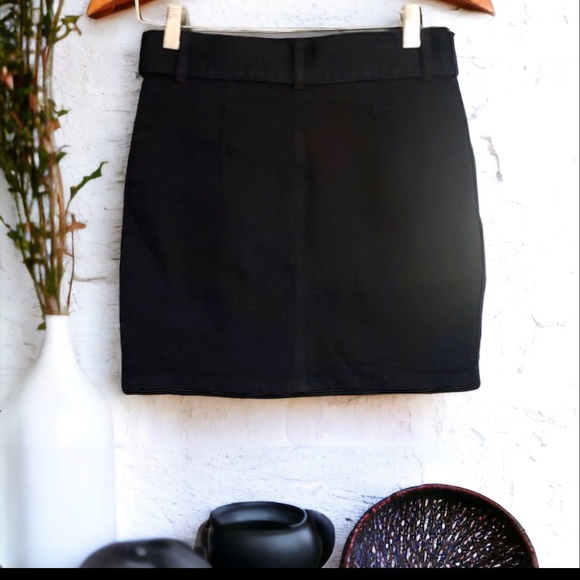 SUPERDOWN BY REVOLVE BLACK BELTED FRONT ZIP MINI SKIRT SIZE SMALL - Picture 6 of 10